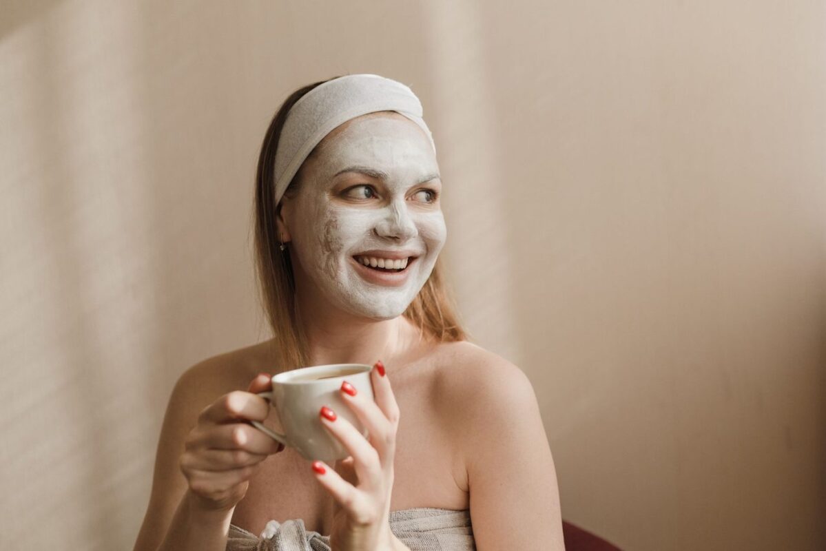 عوارض کافئین زیاد برای پوست و تاثیر آن بر ظاهر خسته چهره