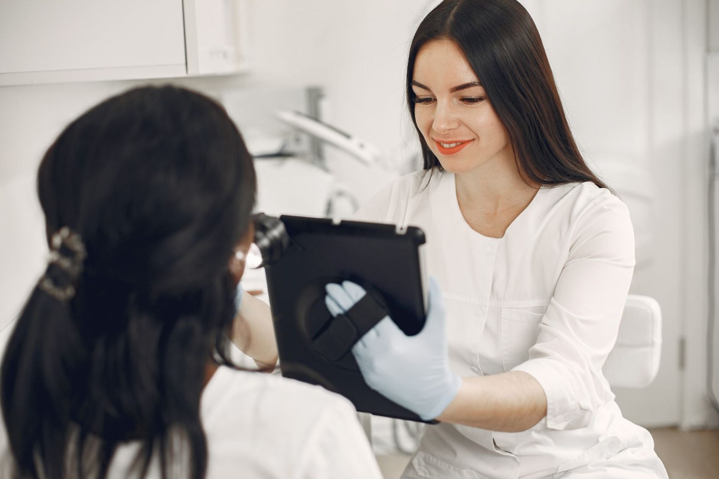 خریدار در حال بررسی اطلاعات و ادعاهای یک محصول مراقبت پوست